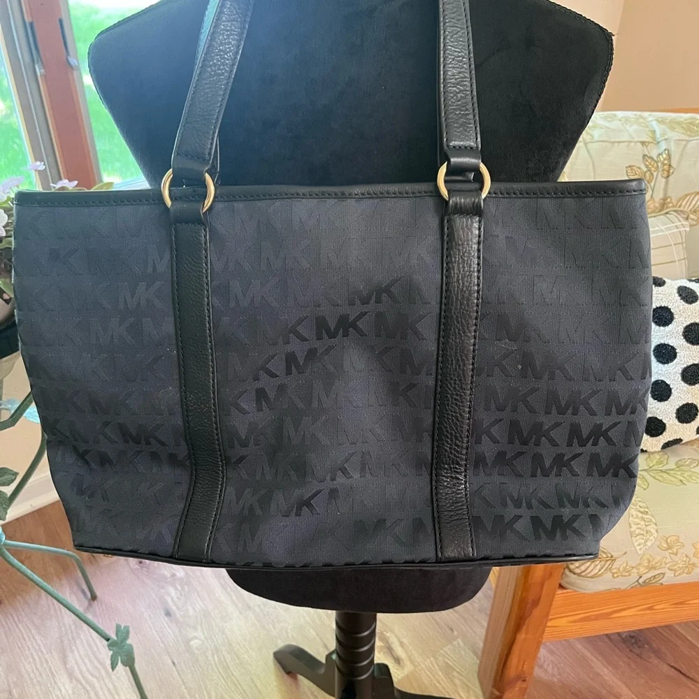 Michael Michael Kors signature canvas and leather shoulder tote bag, EUC